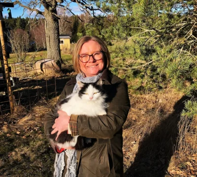 Helen Karlsson med katt i famnen