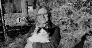 Helen Karlsson håller i en katt