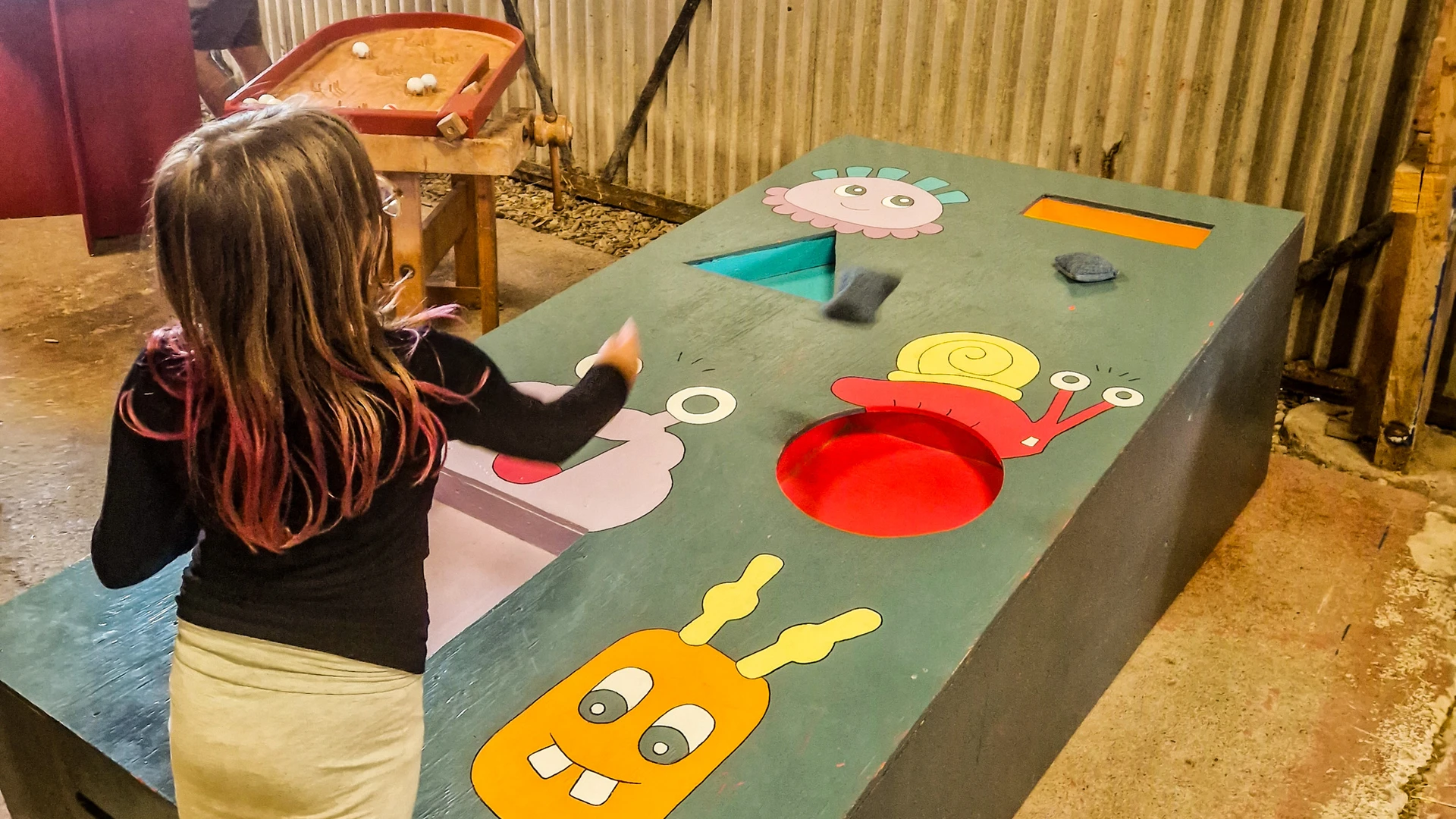 Flicka tävlar med boll.