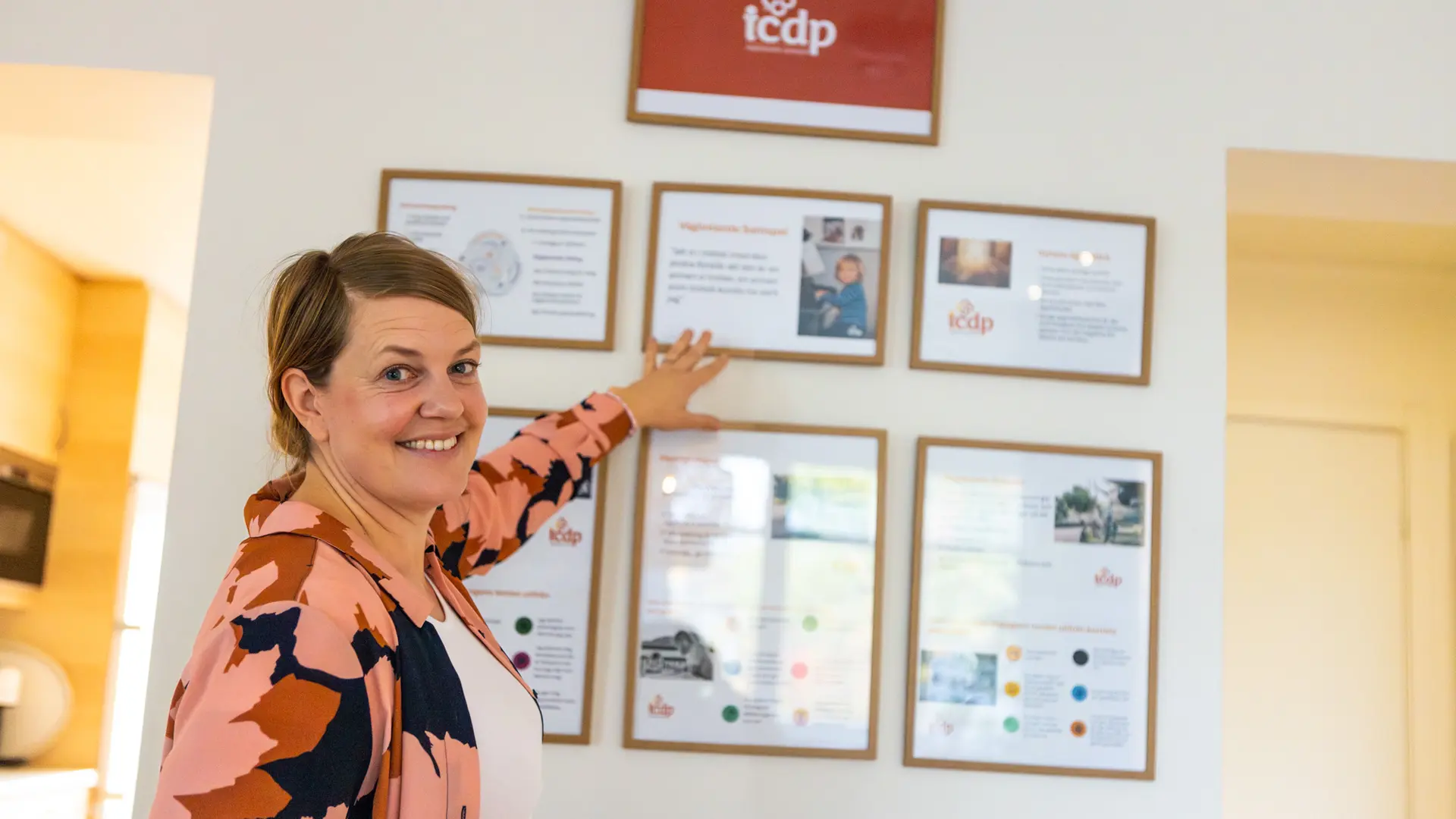 Maria Junsten visar tavlor om vägledande samspel, IDCP.